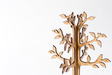 簡約設計的日本製楠木樹架既可擺放首飾及戒子，只需滴數滴香薰油亦可作擴香之用，一物二用。